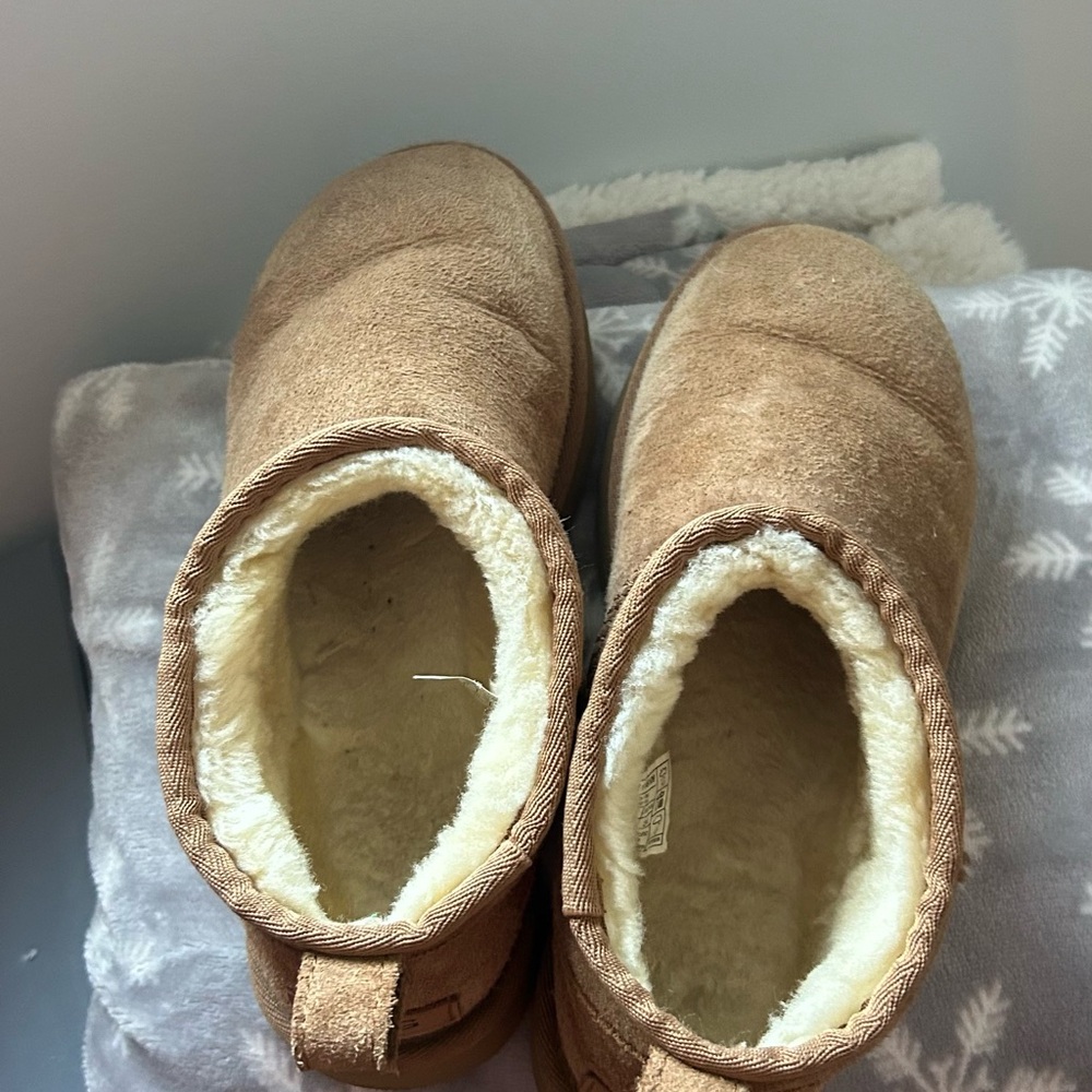 UGG Women’s Classic Ultra Mini Size 7